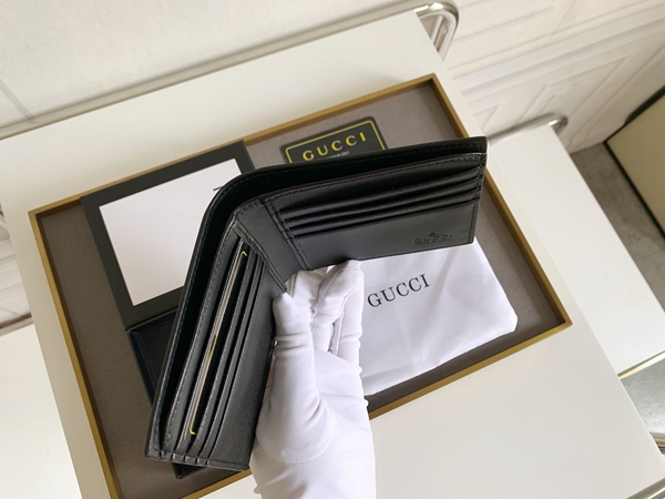 グッチ財布コピー着用イメージ